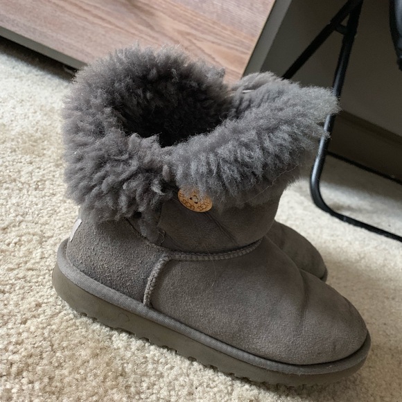 grey uggs - Picture 2 of 7
